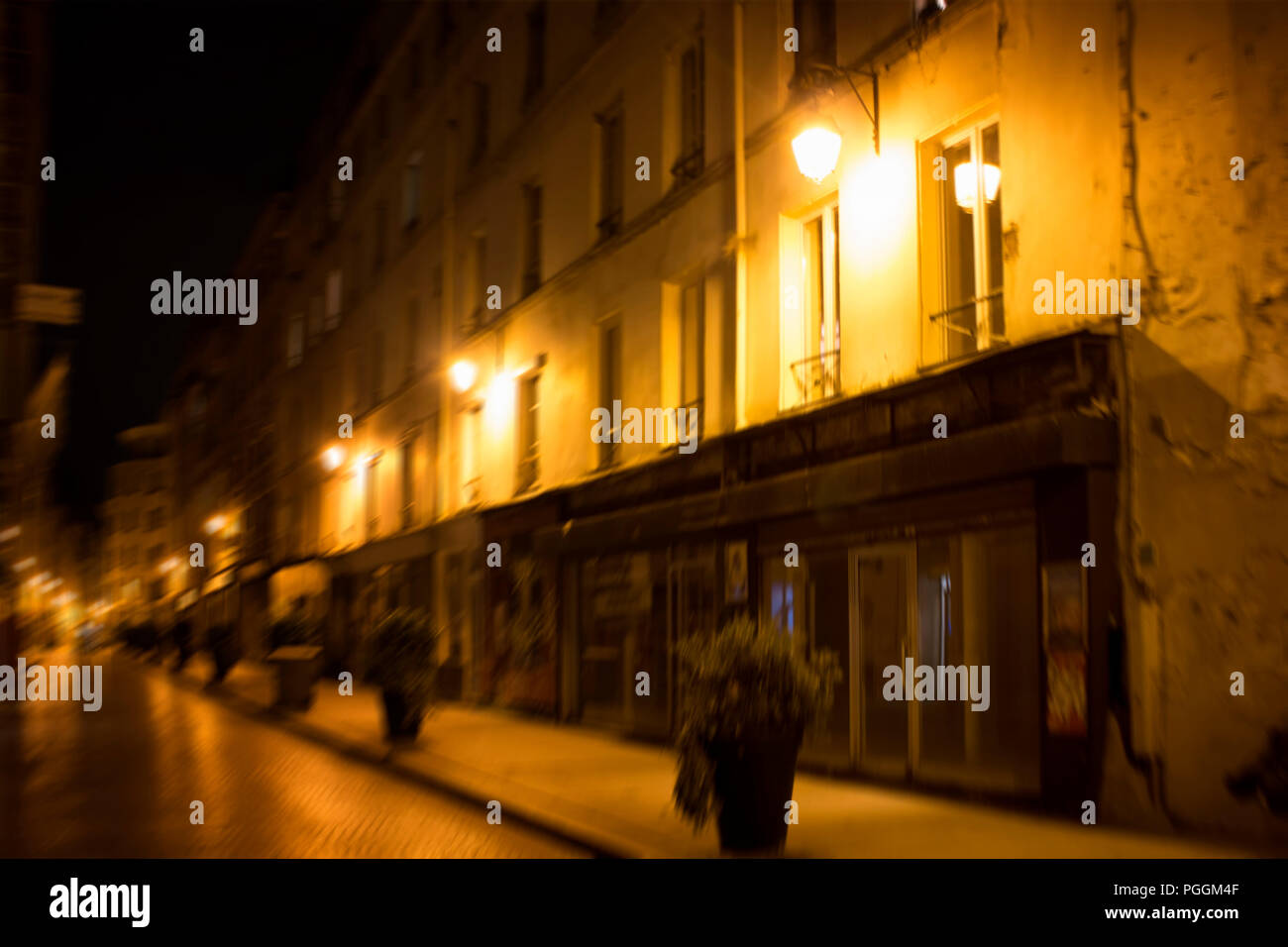 Verschwommene Bewegung Bild einer Straße in der Nacht in Paris. Stockfoto