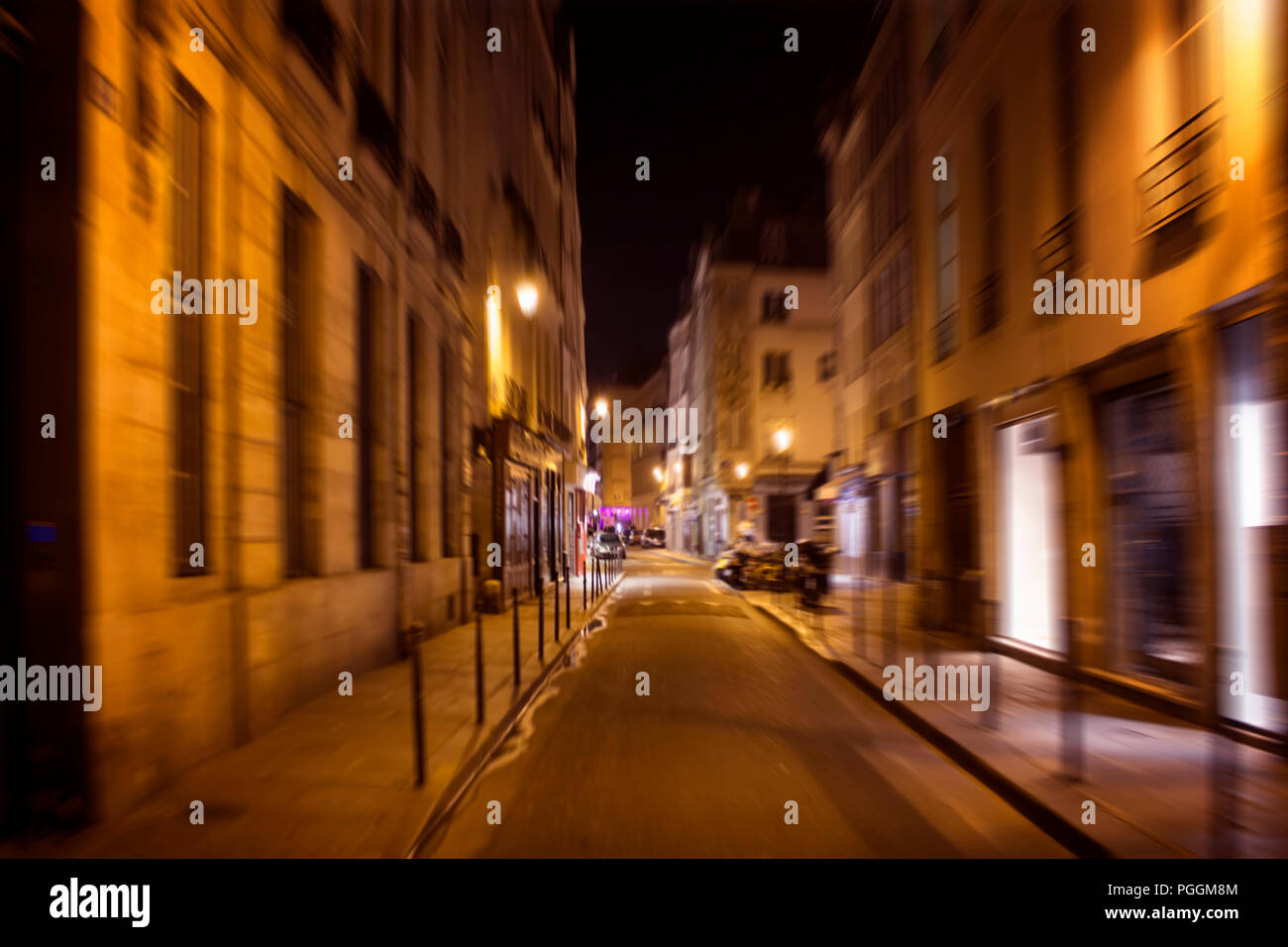 Verschwommene Bewegung Bild einer Straße in der Nacht in Paris. Stockfoto