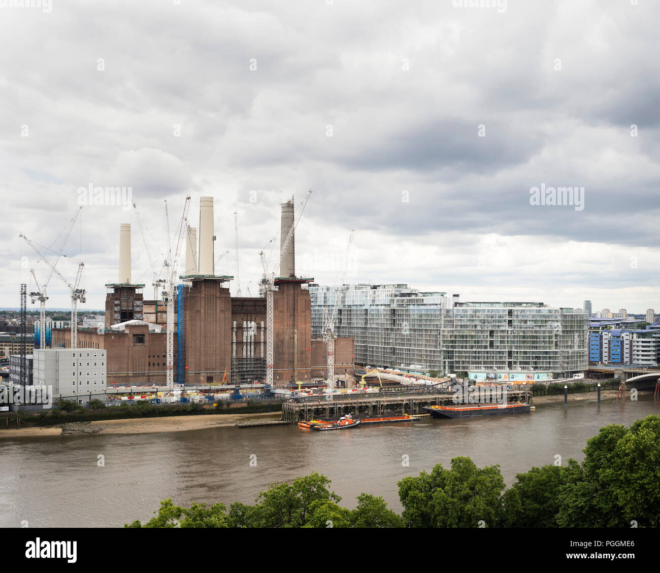 Erhöhte Blick über die Themse mit bewölktem Himmel. Battersea Power Station, im Bau, London, Vereinigtes Königreich. Architekt: Sir Giles Gilbert Scott, Stockfoto