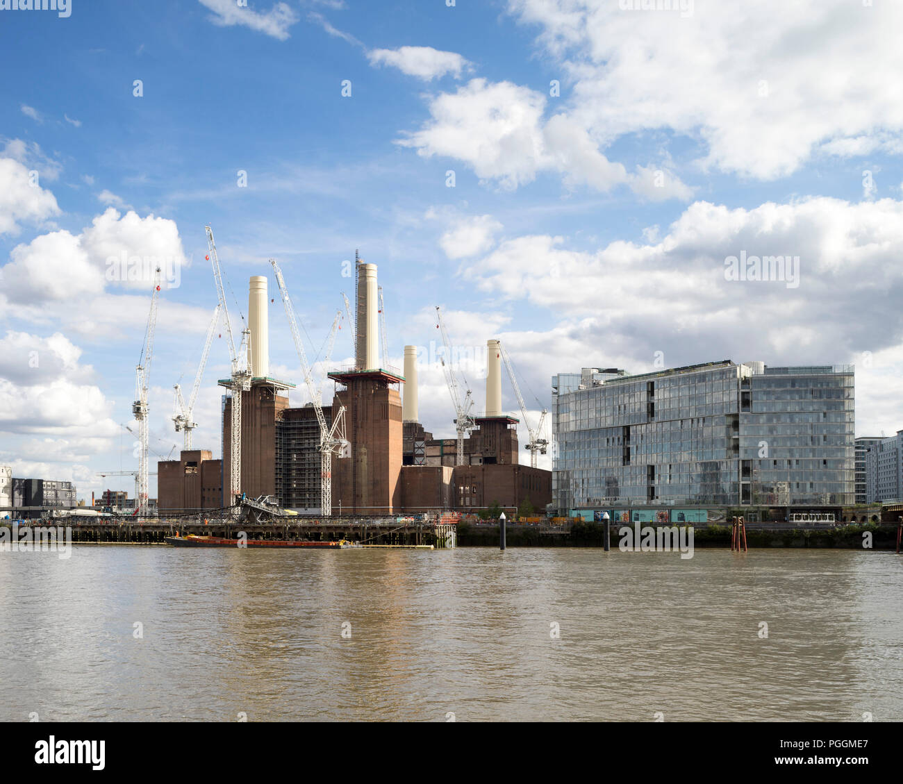 Blick über die Themse in der Sonne mit Wolken. Battersea Power Station, im Bau, London, Vereinigtes Königreich. Architekt: Sir Giles Gilbert Sc Stockfoto