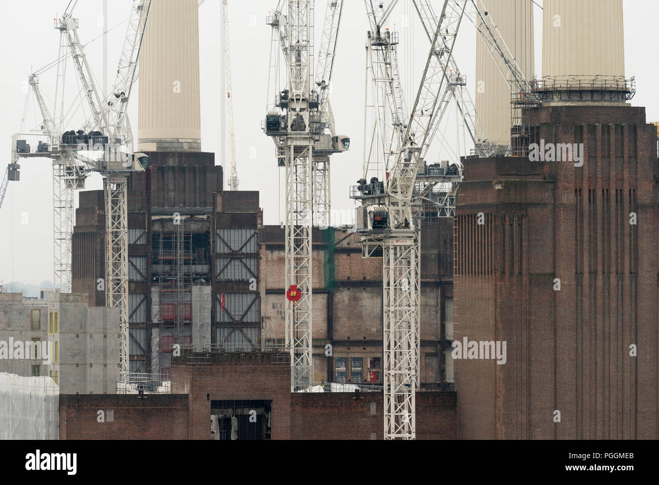 Die aussenfassade Detail mit Kränen. Battersea Power Station, im Bau, London, Vereinigtes Königreich. Architekt: Sir Giles Gilbert Scott, 1953. Stockfoto