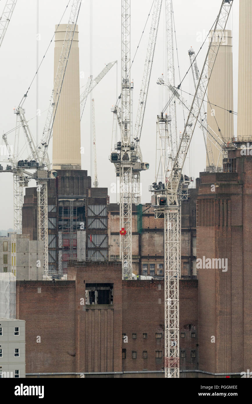 Die aussenfassade Detail mit Kränen. Battersea Power Station, im Bau, London, Vereinigtes Königreich. Architekt: Sir Giles Gilbert Scott, 1953. Stockfoto