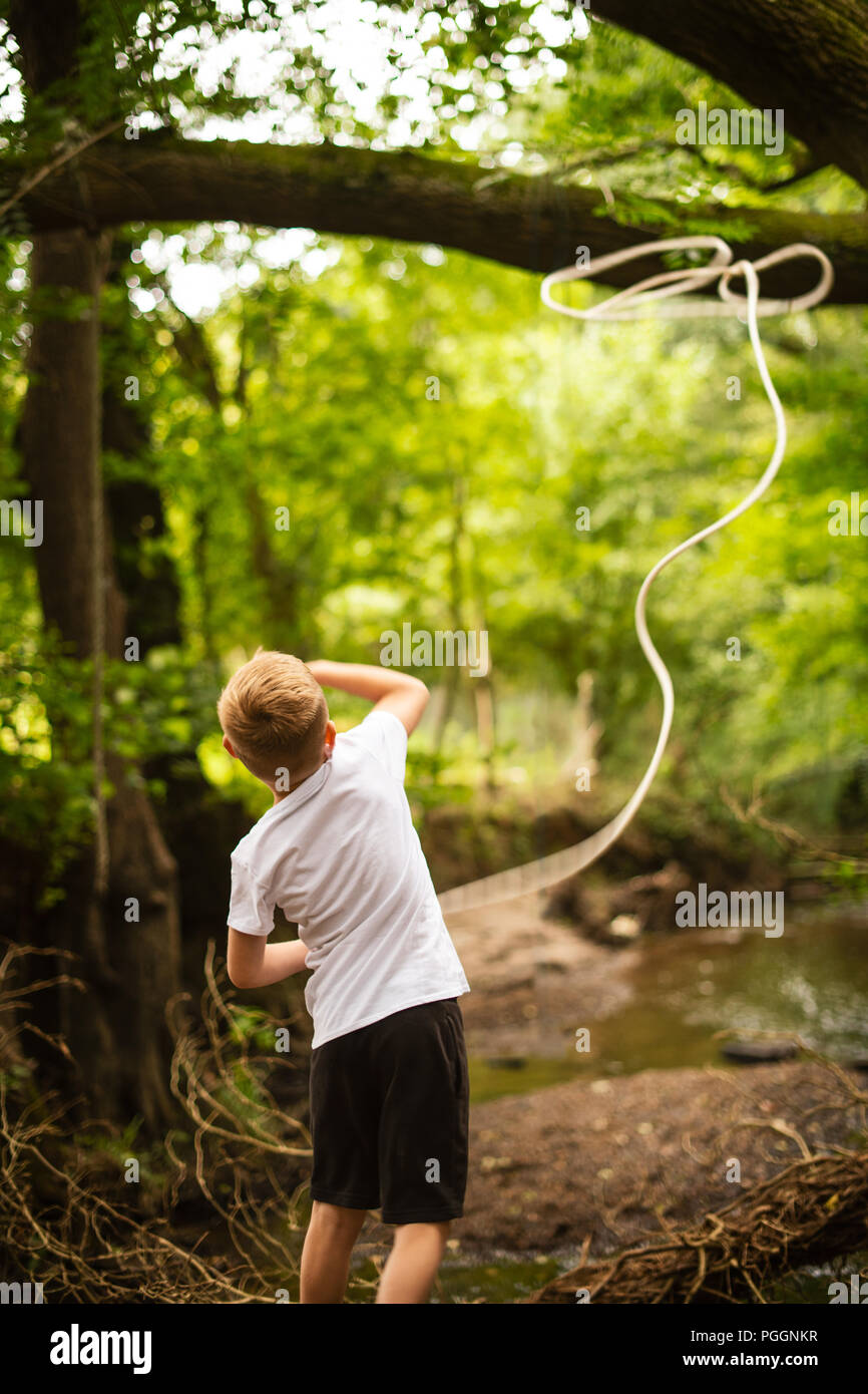 Junge werfen Spiralkabel Seil Seil schwingen zu bilden Stockfoto