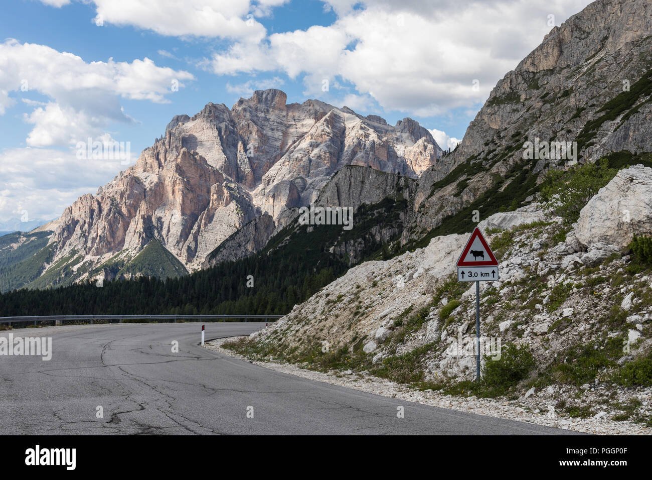 Valparola Pass und Piz de Conturines Berg im Hintergrund, Dolomiten, Italien Stockfoto