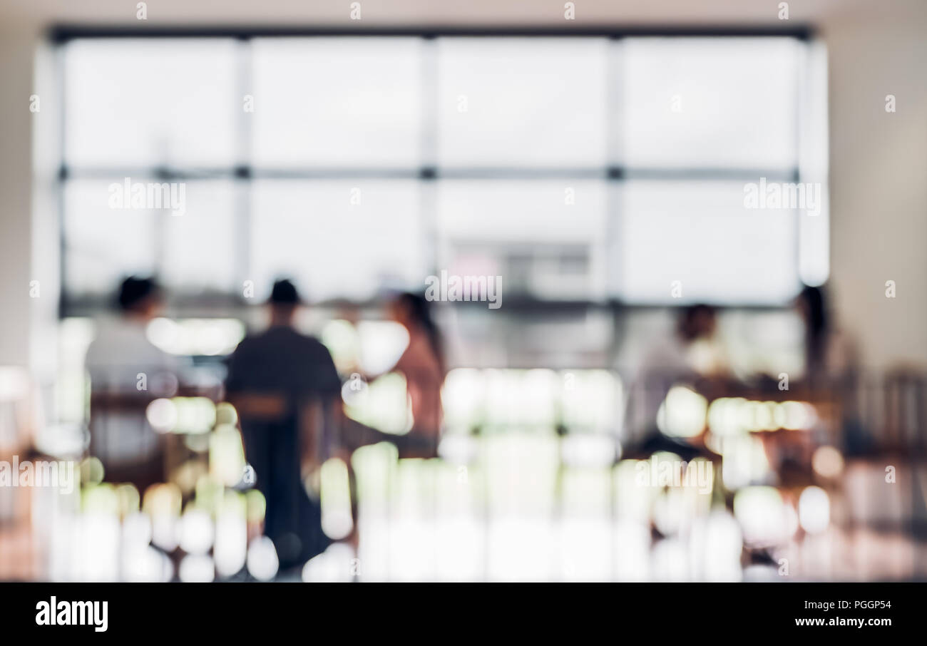 Unscharfer Hintergrund Menschen in Coffee Shop und co Arbeitsbereich blur Hintergrund mit bokeh Licht. Freizeit lifestyle Hintergrund Stockfoto