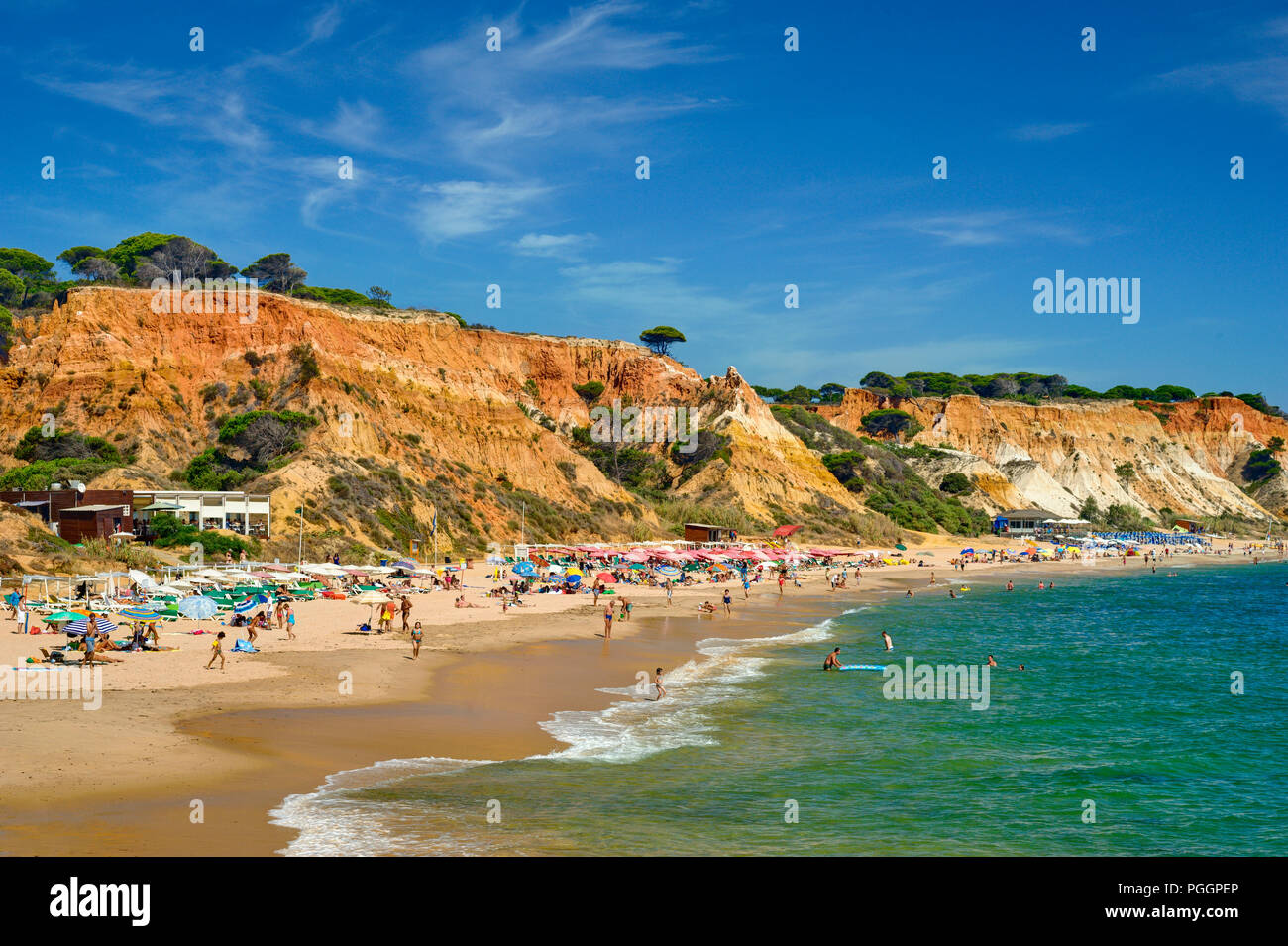Praia da Falésia Strand unterhalb des Riu Palace Hotel (und Riu Guarana Hotel) in der Nähe von Albufeira, Algarve, Portugal Stockfoto