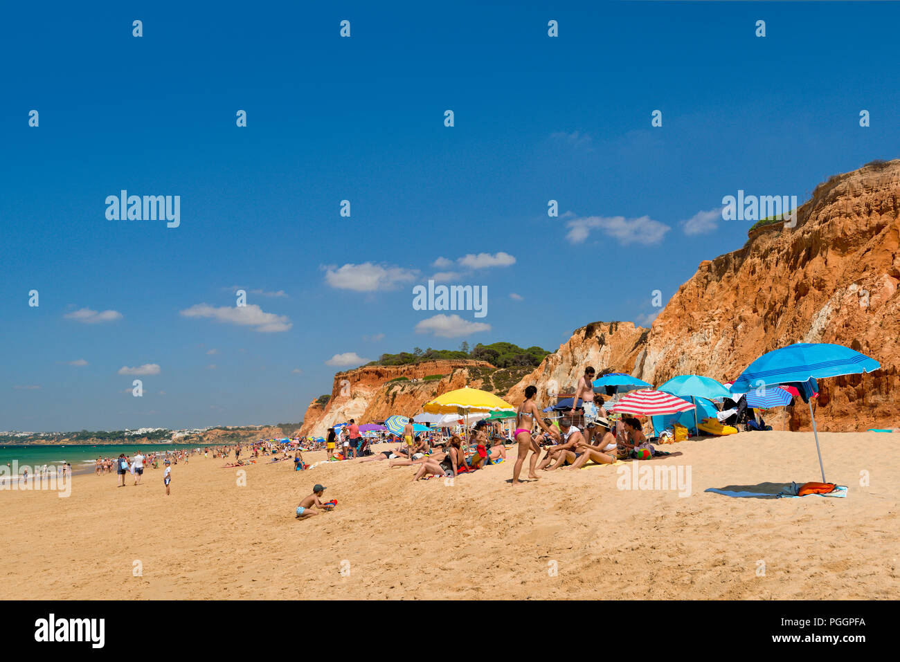 Praia da Falésia Strand in der Nähe von Albufeira, Algarve, Portugal Stockfoto