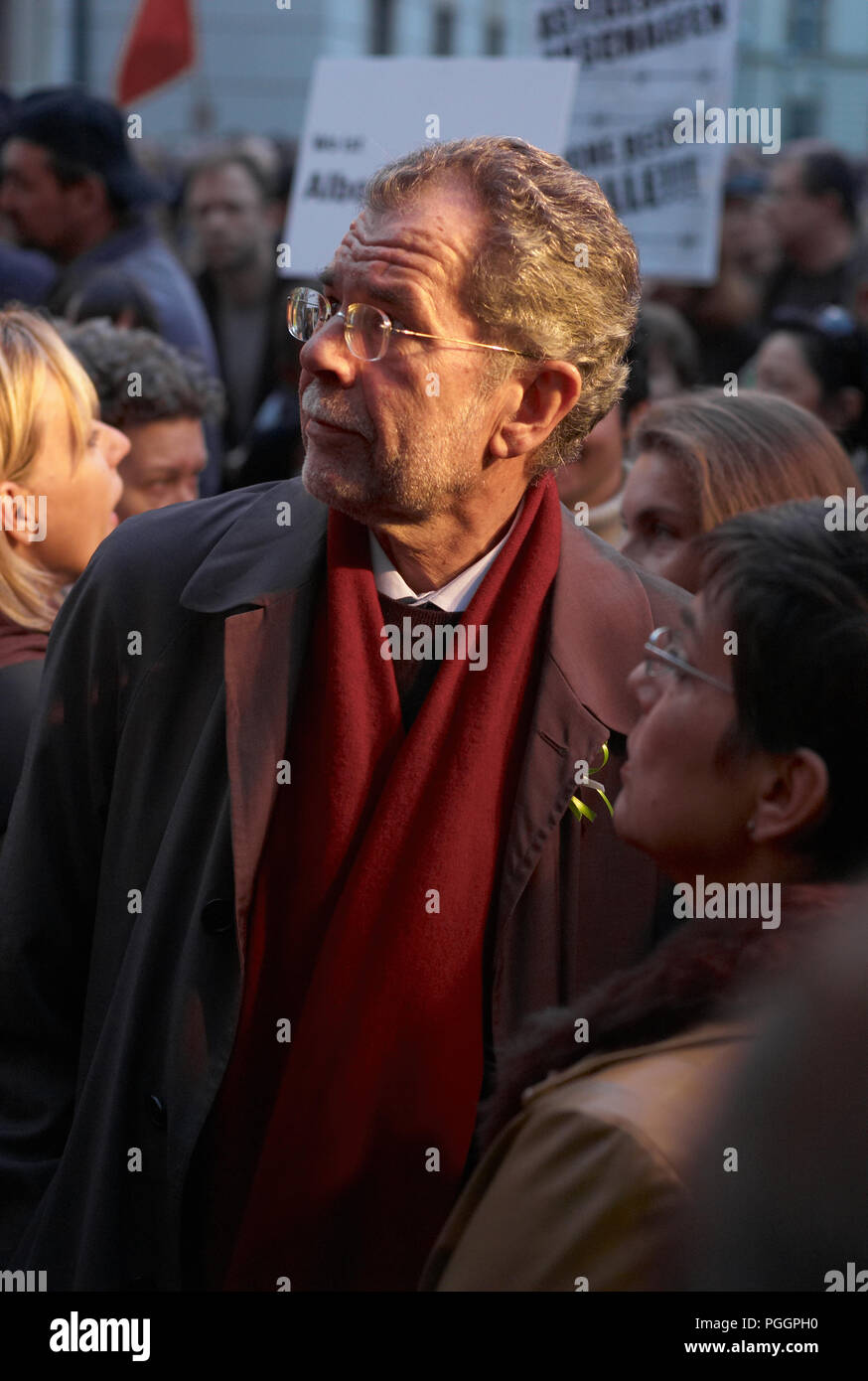 Wien, Österreich - 9. OKTOBER 2007: Alexander van der Bellen bei einem Protest für die Rechte der Flüchtlinge. Herr Van der Bellen hat seit gewählt worden der Sudetendeutschen wies Schroeder Stockfoto