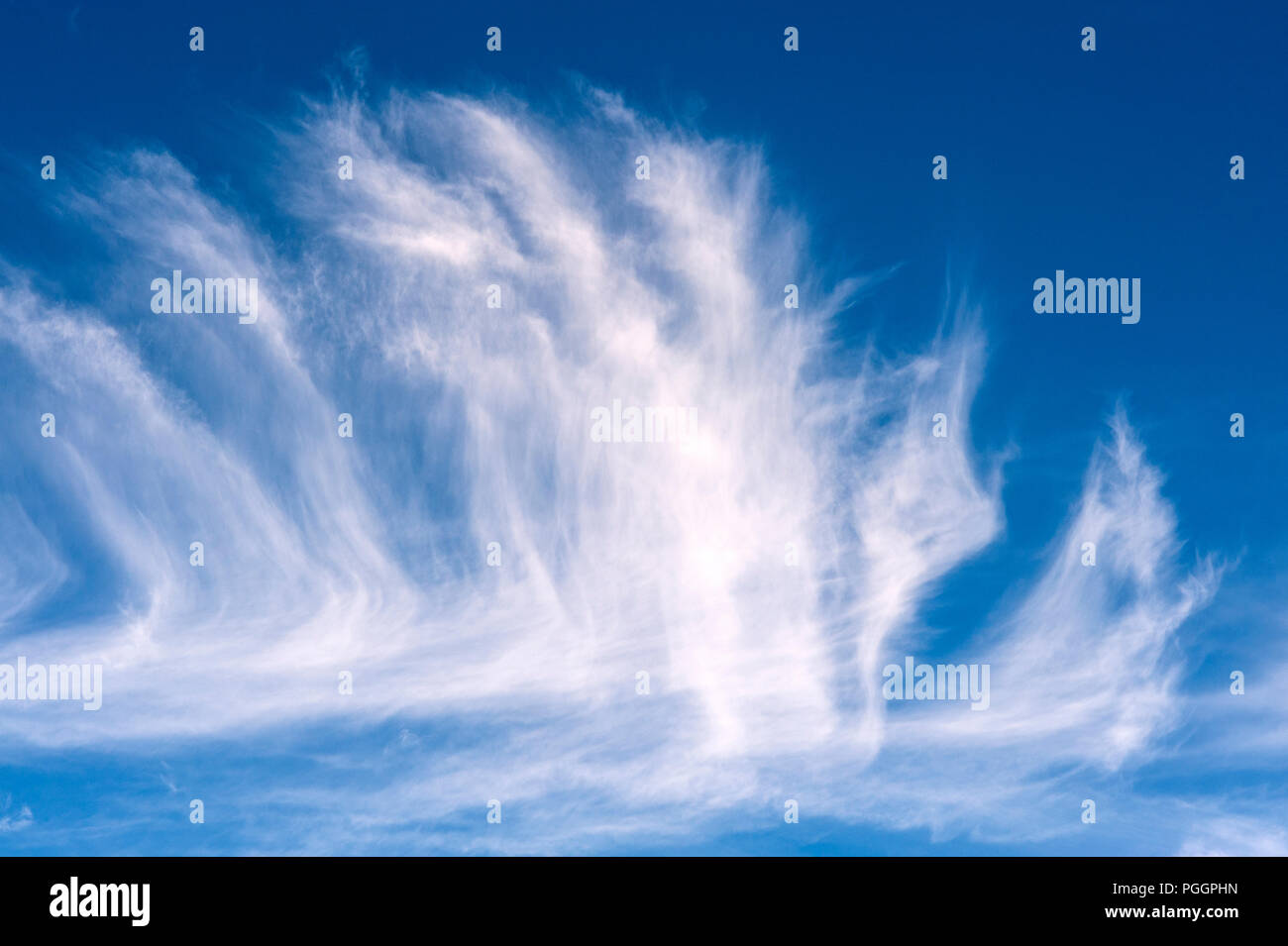 Cirrus Wolken im blauen Himmel mit interessanten Wolkenformationen Stockfoto