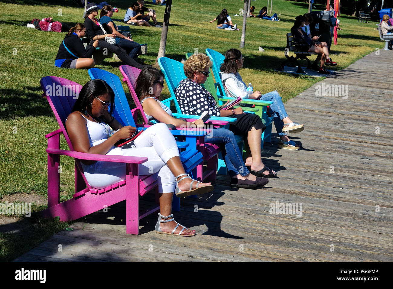 Toronto, Ontario, Kanada-26 Juli 2018: Leute genießen Sie einen malerischen Blick auf Ontario See Form der Hafenpromenade Stockfoto