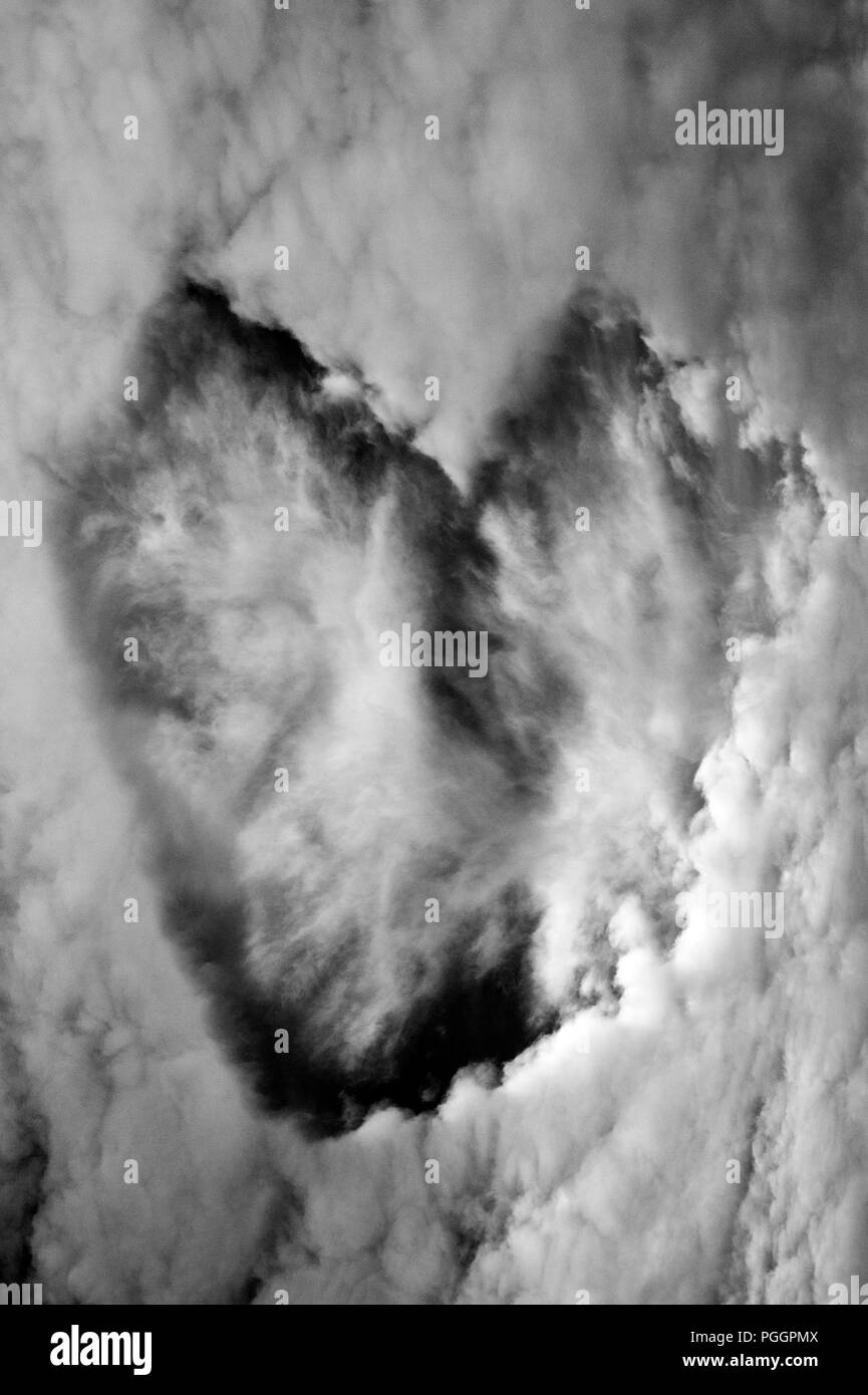 - Wolken Erstellen einer Herzförmigen cloud. Stockfoto