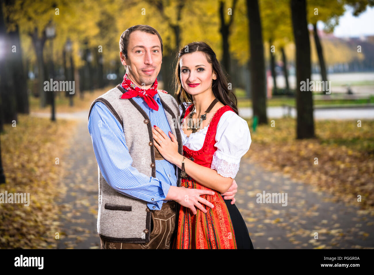 Paar tragen Dirndl und Lederhose Stockfoto