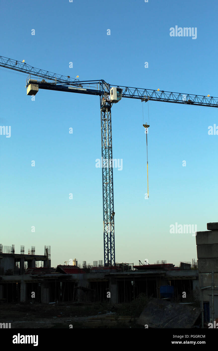 Große Baustelle, einschließlich mehrerer Krane arbeiten an einem Gebäudekomplex Stockfoto