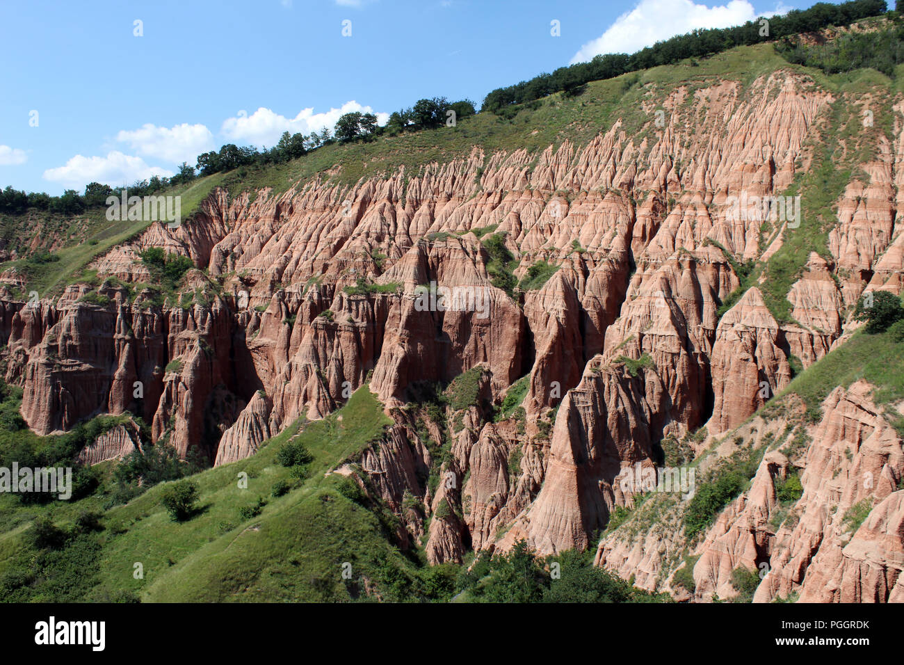 Ausblick Mit der Roten Schlucht, ein einzigartiges Naturdenkmal mit eindrucksvollen schroffen rötlich badlands Relief in der Nähe von Sebes Stadt, Alba, Rumänien. Stockfoto