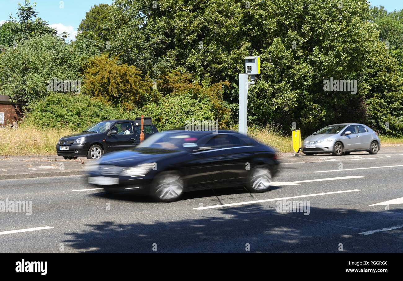 Ein rotes Licht Verkehrsdelikt Kamera mit Autos Unschärfe durch. Stockfoto