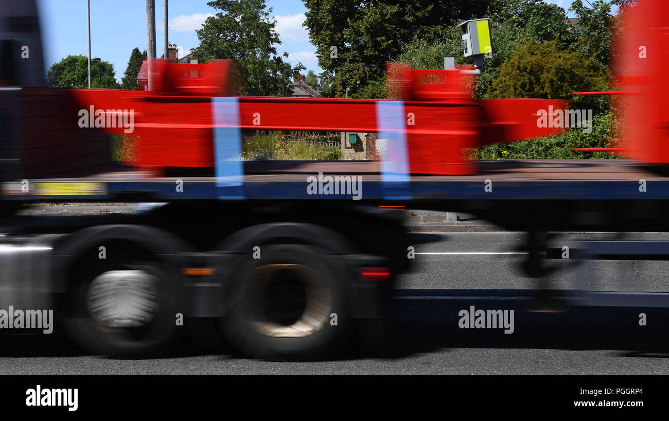 Ein rotes Licht Verkehrsdelikt Kamera mit Autos Unschärfe durch. Stockfoto