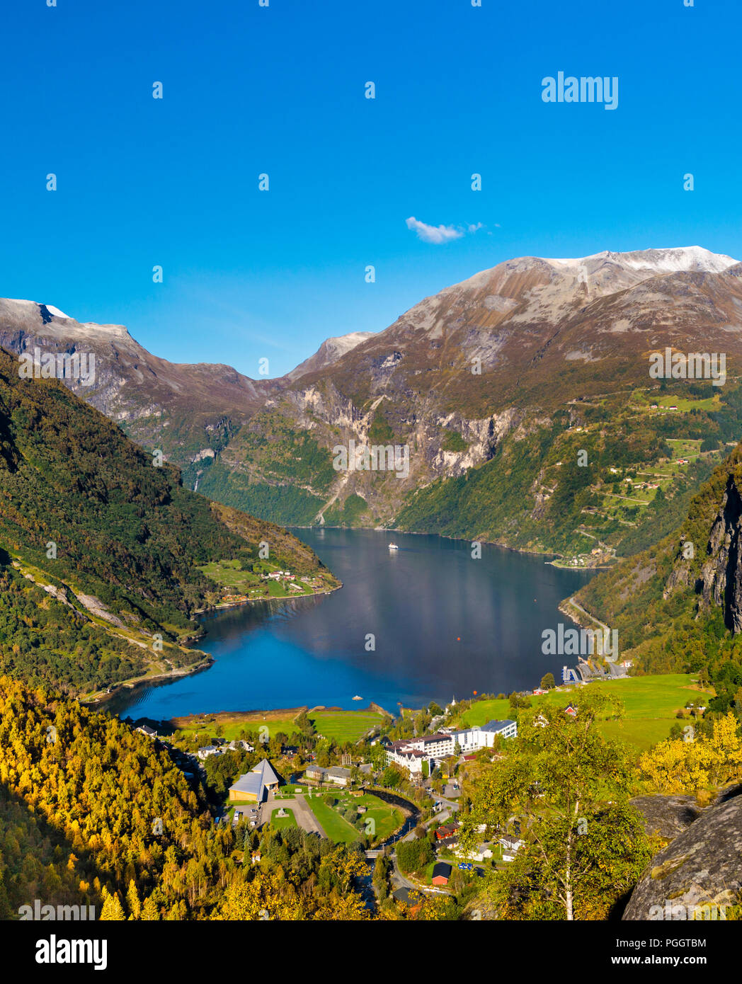 Herbstfarben in Geiranger, das Reiseziel in Norwegen von dem berühmten Geirangerfjord, der jetzt auf der Liste des Unesco Weltkulturerbes. Stockfoto
