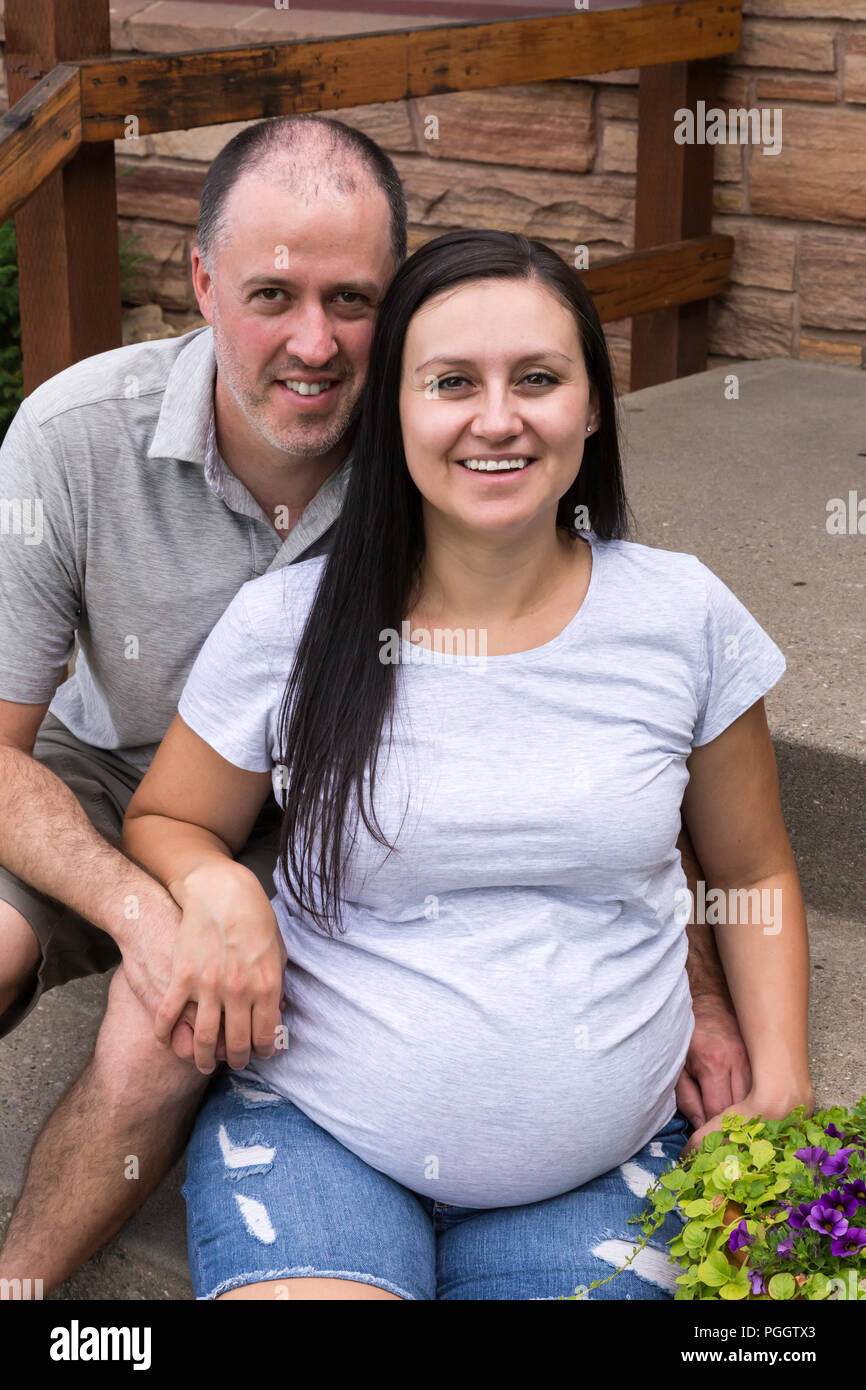 Mann und die schwangere Frau Pose auf Kamera, MT, USA Stockfoto