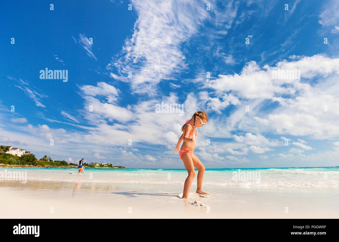 Entzückende kleine Mädchen am Strand während der Sommerferien Stockfoto