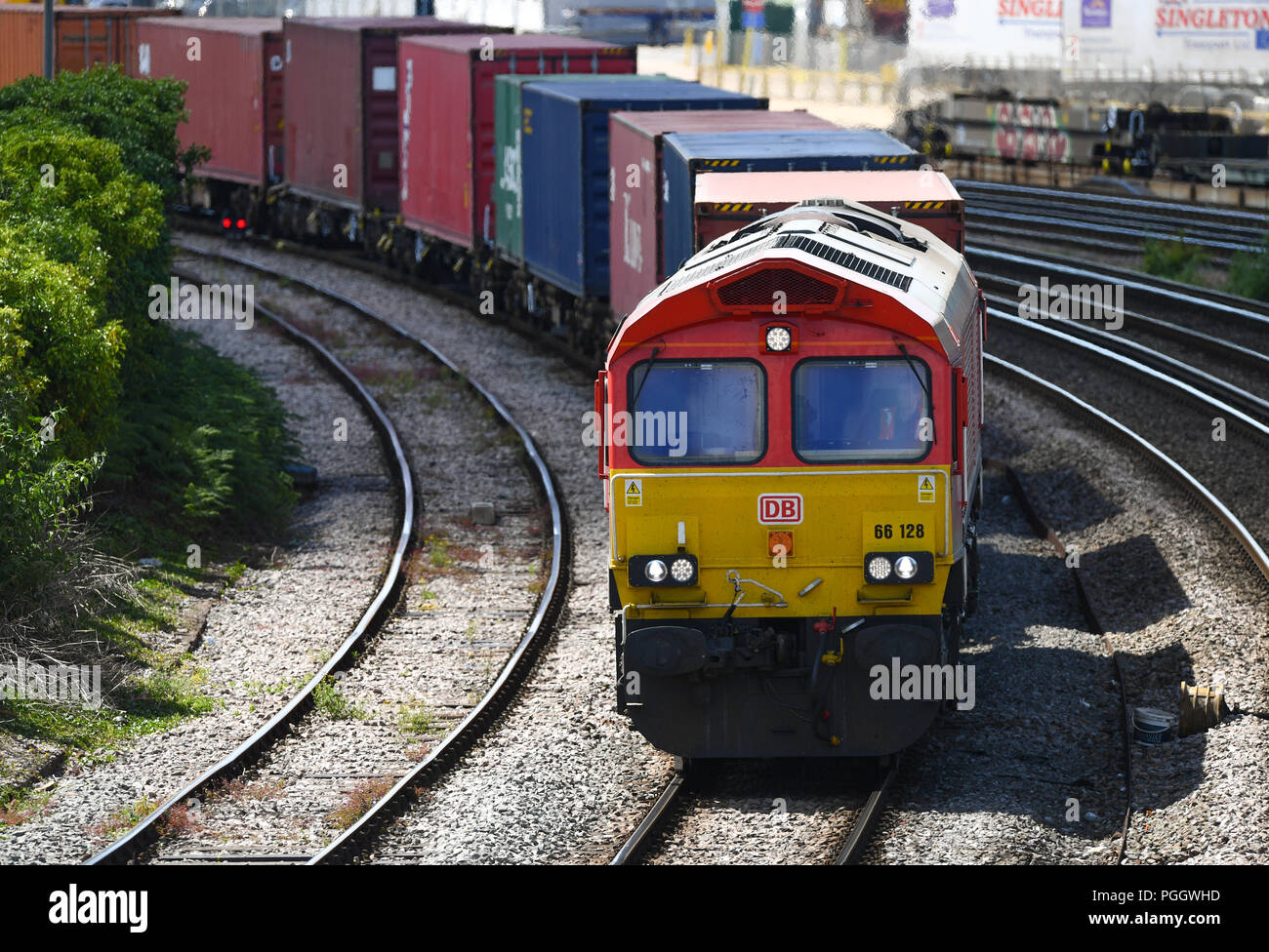 Container Bahn Reisen auf der Hauptleitung in Southampton und Southampton Docks walzenhöhen Ware für Export und Import. Stockfoto