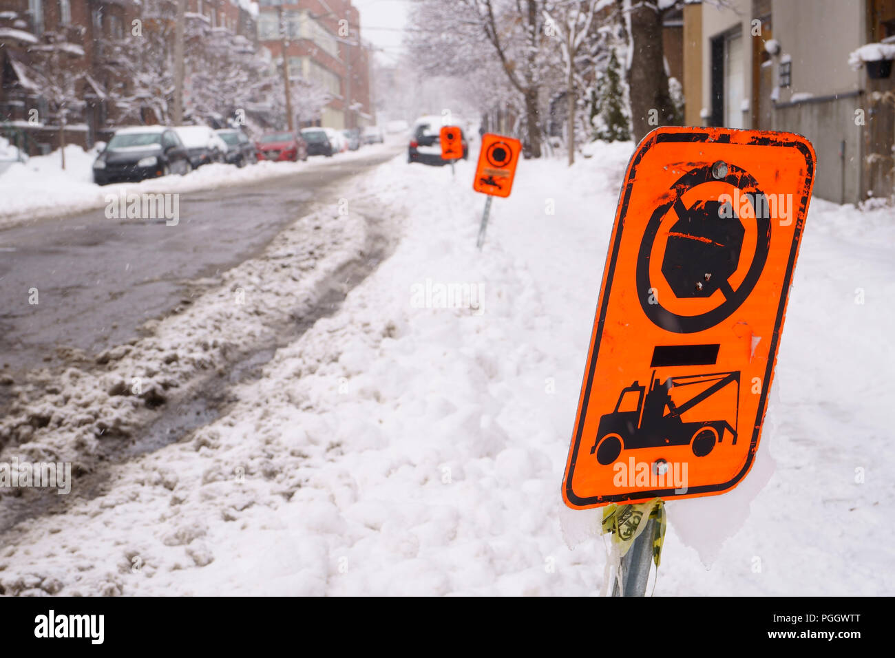 Der erste Schnee hat sich auf alles, was während der Nacht gefallen. Es ist verboten, hier während der schneeräumung zu parken. Stockfoto