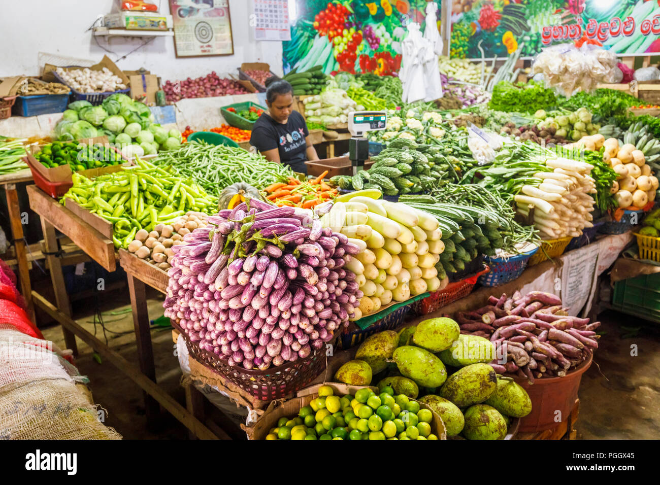 Frisches Gemüse stall und Anzeige von Gemüse auf dem lokalen Markt am Samstag an der Küste Dikwella, Matara Bezirk der südlichen Provinz, Sri Lanka Stockfoto