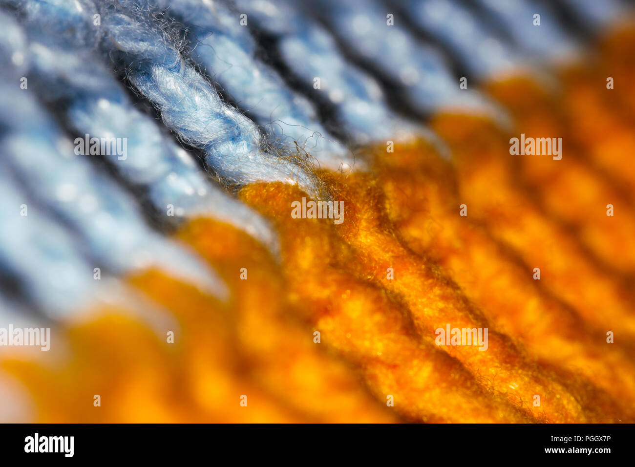 Blau und Orange geflochtene Wolle Makro Zusammenfassung Stockfoto