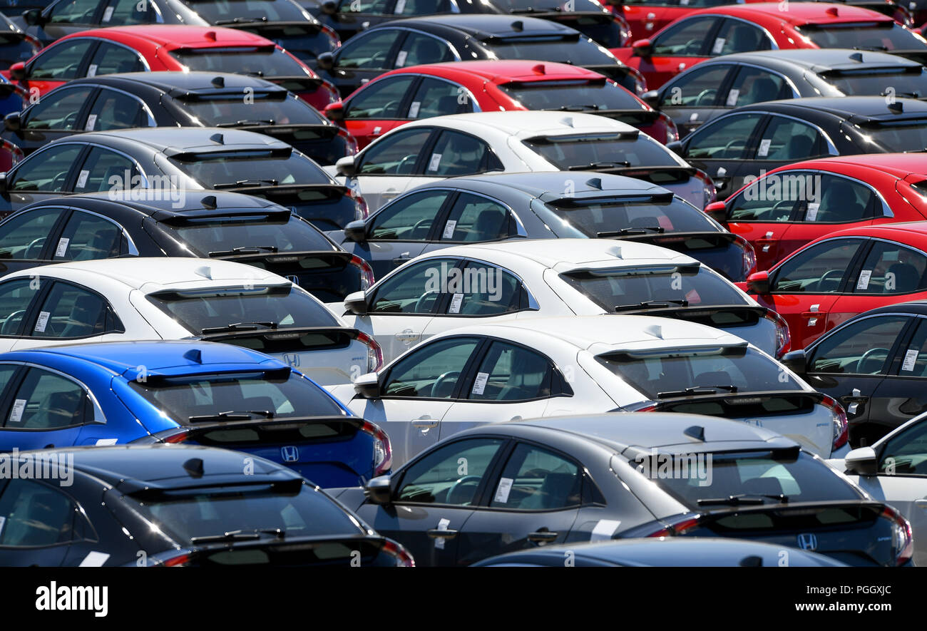 Hunderte von Honda Pkw und SUVs warten auf Export saß in Wartebereiche in Southampton Docks UK. Stockfoto