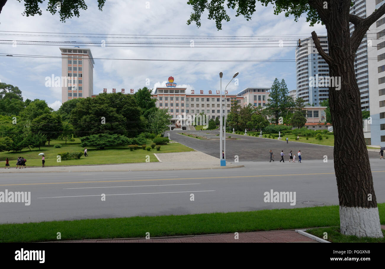 Ein Eingang für den Schüler und Kinder's Palace in Pyongyag, Nordkorea mit einem sehr breiten fahren. Stockfoto