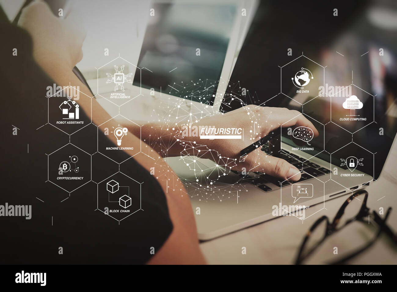 Futuristisch in der Industrie 4.0 und Business virtuelle Diagramm mit Ai, robot Assistant, Cloud, große Daten- und Automatisierung. Business Konzept. Geschäftsmann arbeiten Stockfoto