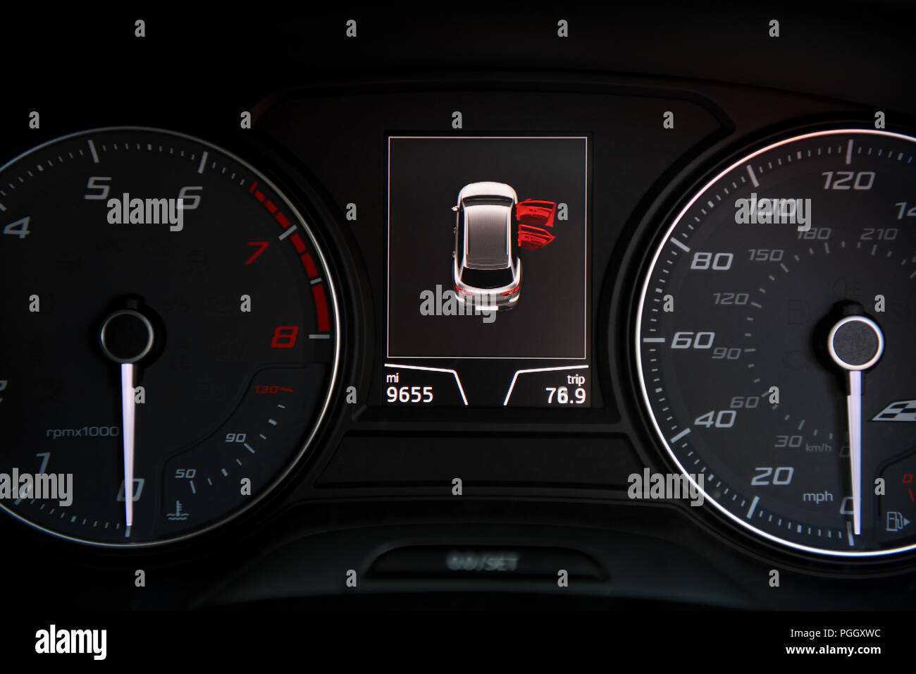 Ein Dashboard auto Kontrolllampe angezeigt Tür öffnen auf Seat Leon Cupra. Stockfoto
