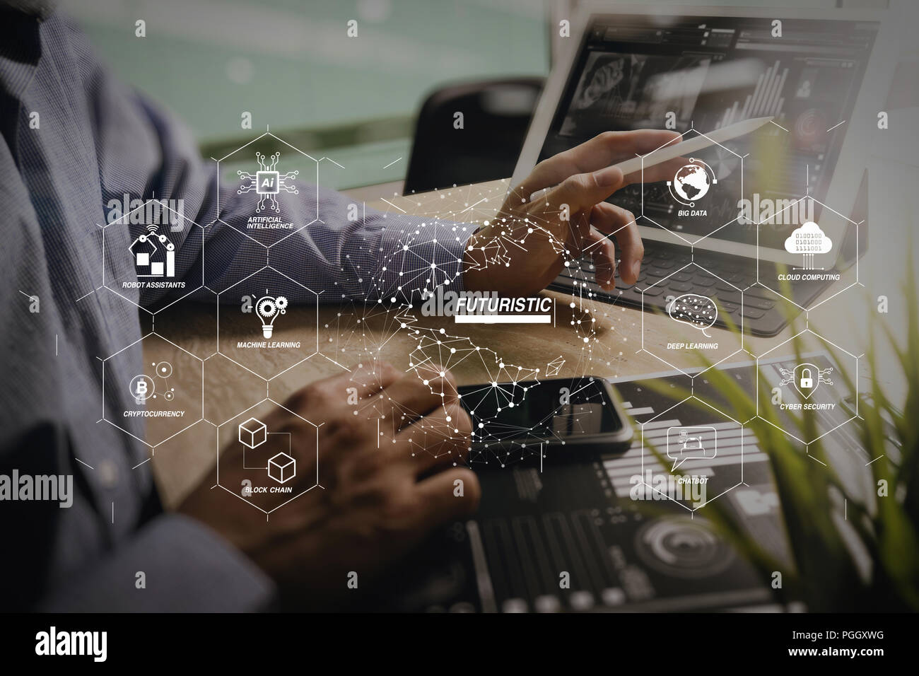 Futuristisch in der Industrie 4.0 und Business virtuelle Diagramm mit Ai, robot Assistant, Cloud, große Daten- und Automatisierung. Geschäftsmann Hand arbeiten Konzept. Tun Stockfoto