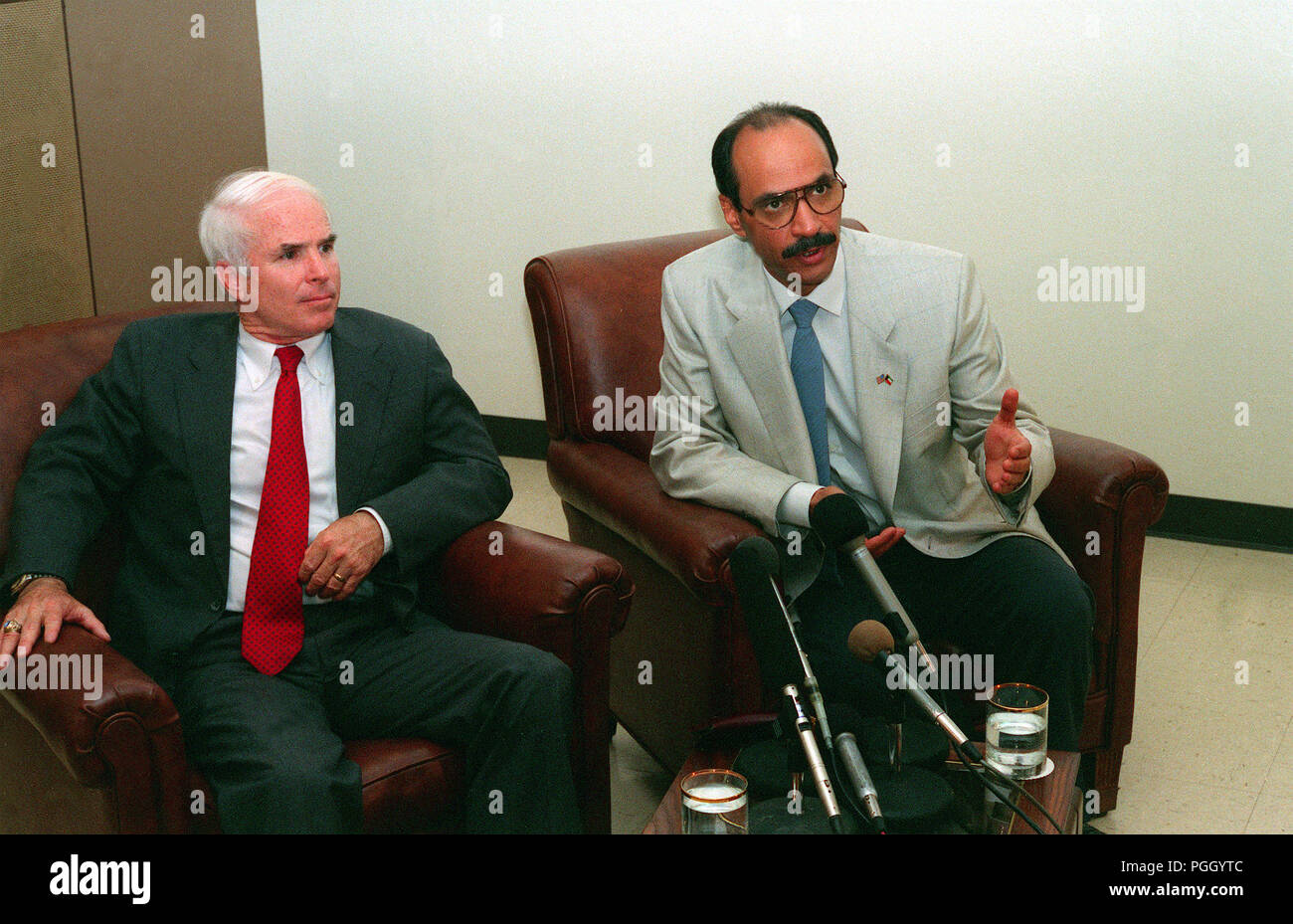 Sheikh Saud Nasir al-Sabah, dritter von rechts, Kuwait Botschafter in den USA, antwortet auf eine Frage während einer Pressekonferenz als Senator John McCain aus Arizona hört. Al Sabah, hat sich auf die davis-monthan Personal des Basis für ihre Rolle in der Operation Desert Shield und Desert Storm, Kuwait von der irakischen Invasoren befreit zu danken. Flankierende Al Sabah und McCain sind Oberst Joe Greene, Links, und Oberst Glyn Burleson, rechts. Stockfoto