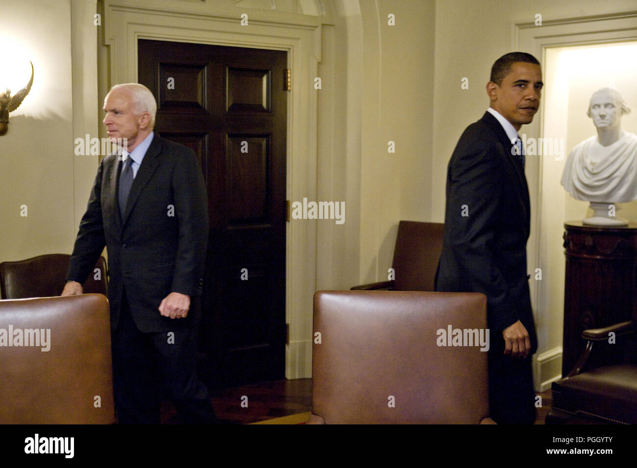 Senatoren und die Präsidentschaftskandidaten Barack Obama und John McCain im Weißen Haus für die Begegnung mit zwei Kammern und überparteiliche Mitglieder des Kongresses bezüglich der aktuellen wirtschaftlichen Krise. Stockfoto