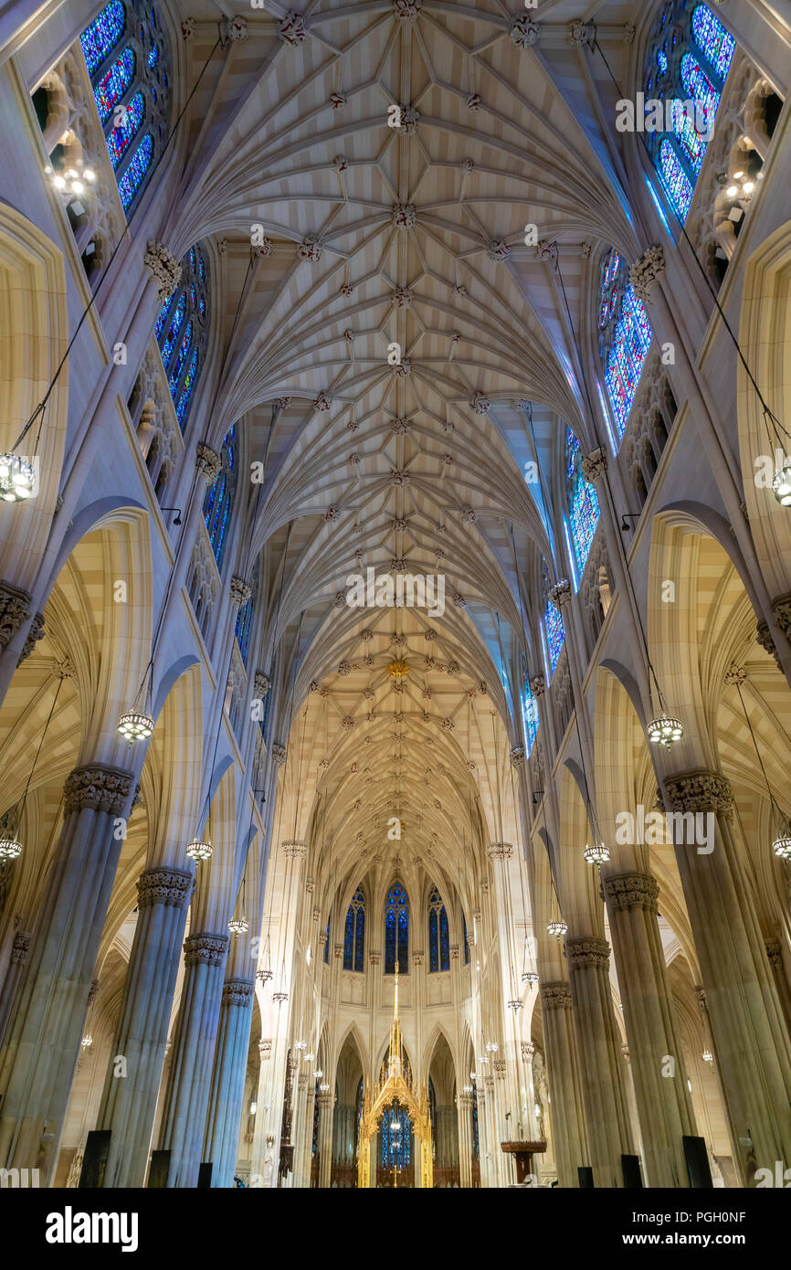 Innerhalb der St Patrick's Cathedral in New York City Stockfoto