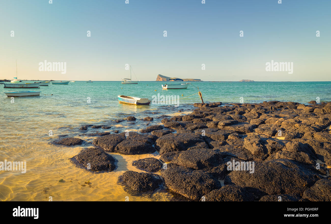 Boote in einem Meer am Tag Zeit. Flache Insel auf einem Hintergrund. Mauritius. wunderschöne Landschaft Panorama. Stockfoto