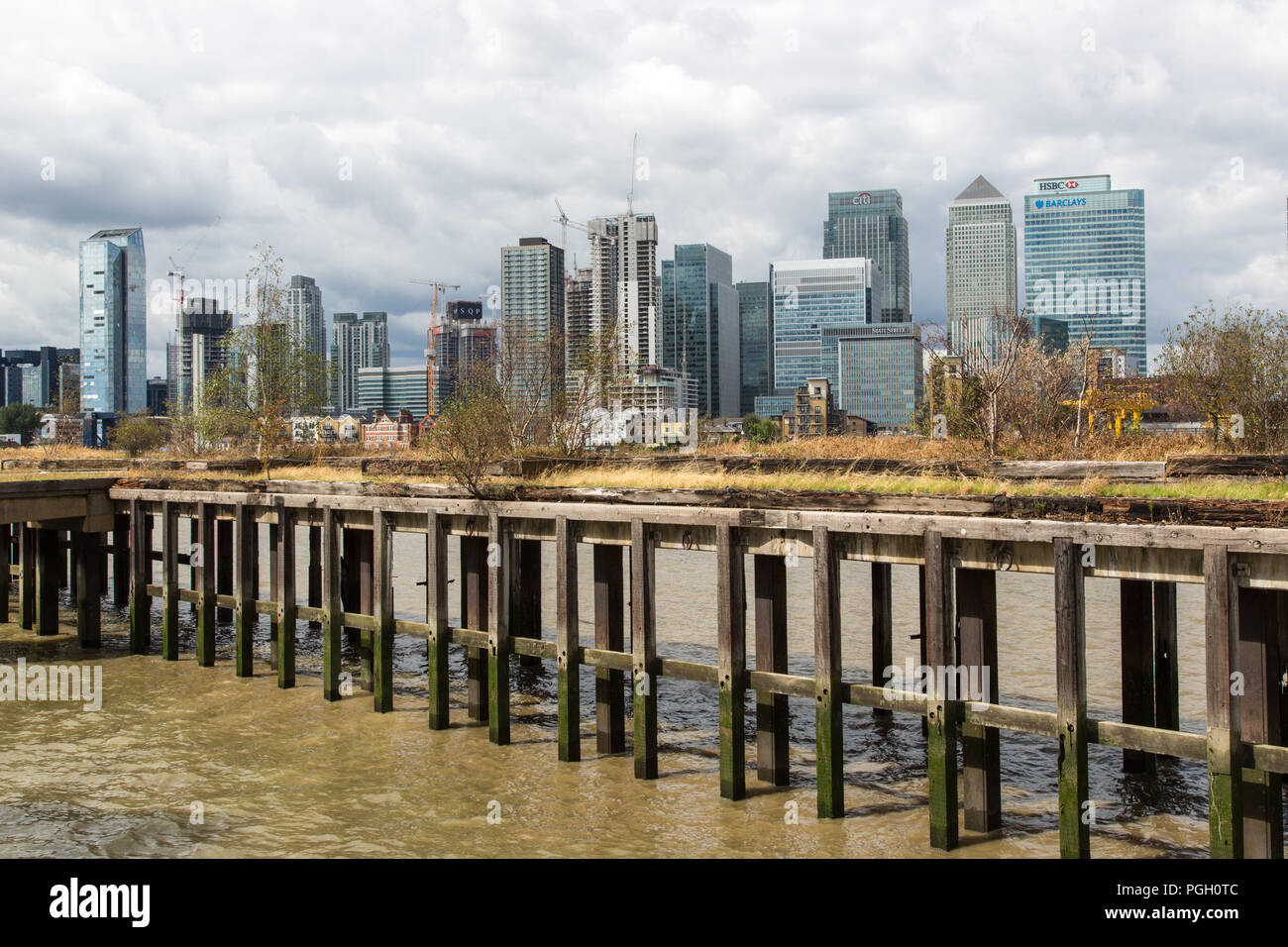 Canary Wharf London - Finanzviertel an einem stimmungsvollen Tag. Es scheint, dass die Gebäude, und Wirtschaft usw., nicht über ausreichende Holzstapelfundamente verfügt. Stockfoto