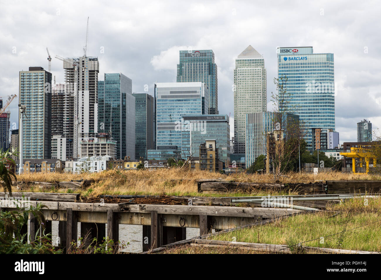 Canary Wharf London - Finanzviertel an einem stimmungsvollen Tag. Es scheint, dass die Gebäude, und Wirtschaft usw., nicht über ausreichende Holzstapelfundamente verfügt. Stockfoto