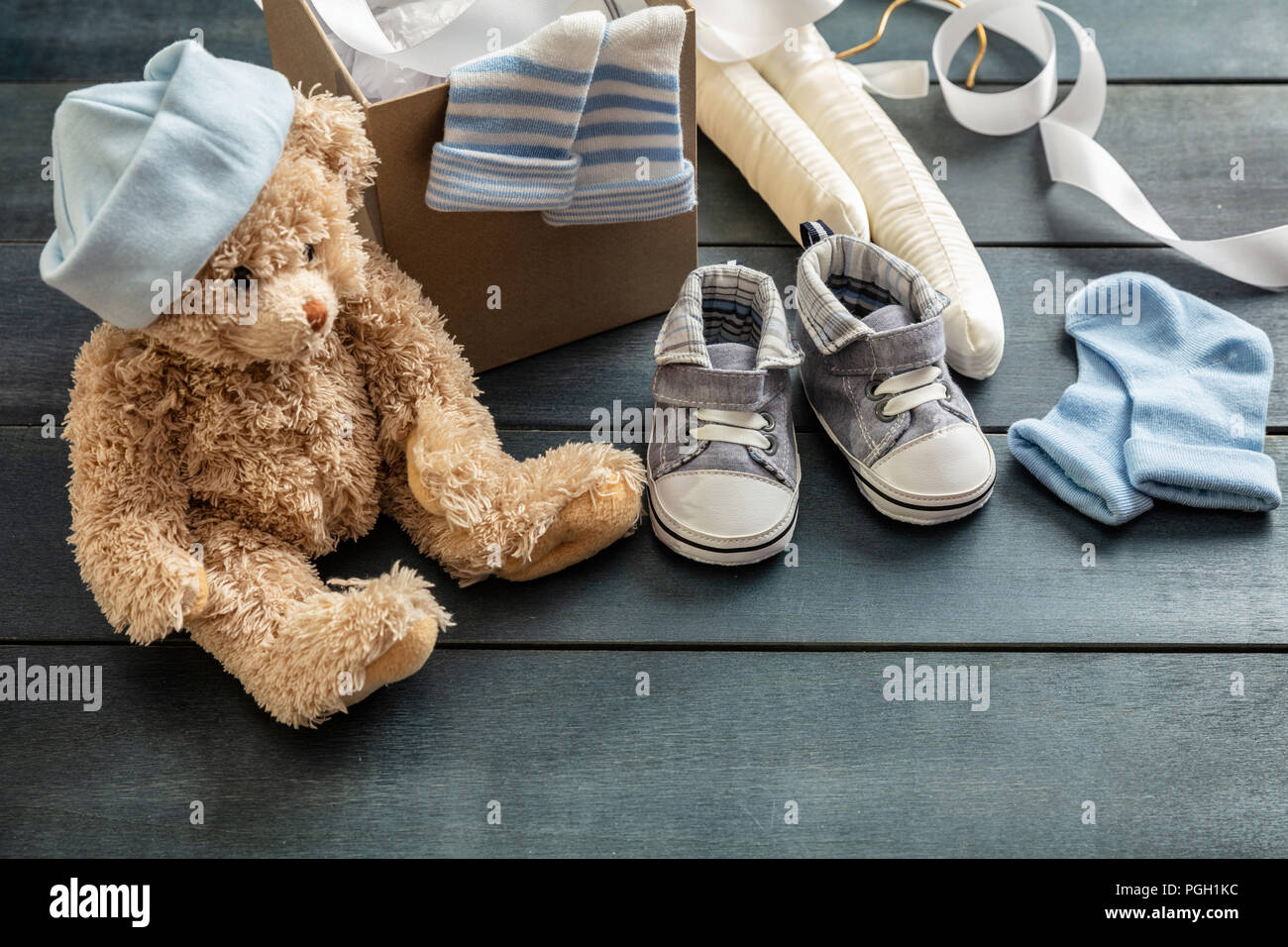 Baby Boy Konzept Dusche auf blauem Hintergrund Holz, kopieren Raum Stockfoto