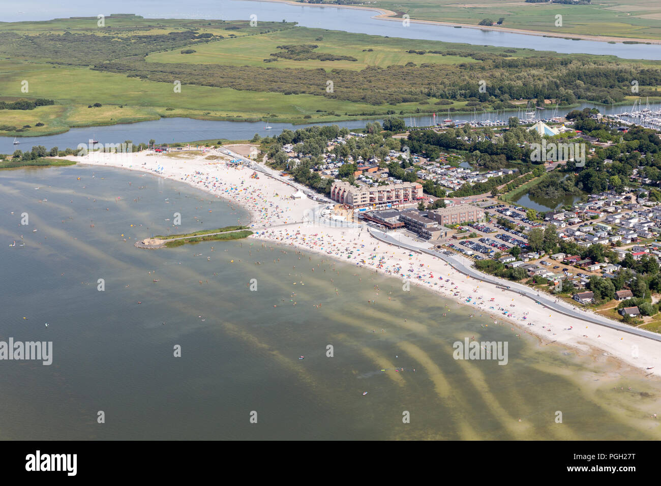 Luftaufnahme niederländische Dorf Makkum mit Strand und Schwimmen Menschen Stockfoto