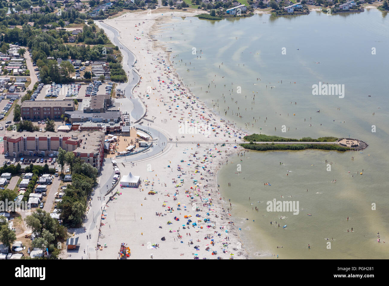 Luftaufnahme niederländische Dorf Makkum mit Strand und Schwimmen Menschen Stockfoto
