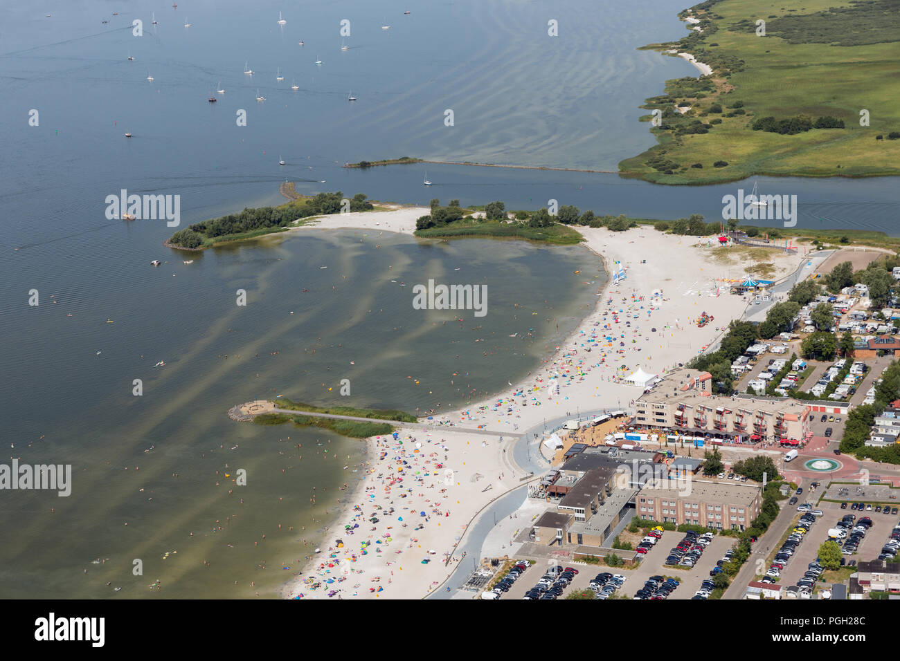 Luftaufnahme niederländische Dorf Makkum mit Strand und Schwimmen Menschen Stockfoto