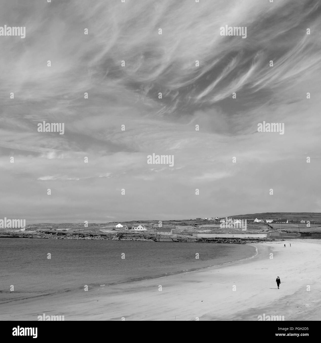 Frau auf Kilmurvey Strand, Inishmore, Aran Islands, Grafschaft Galway. Stockfoto