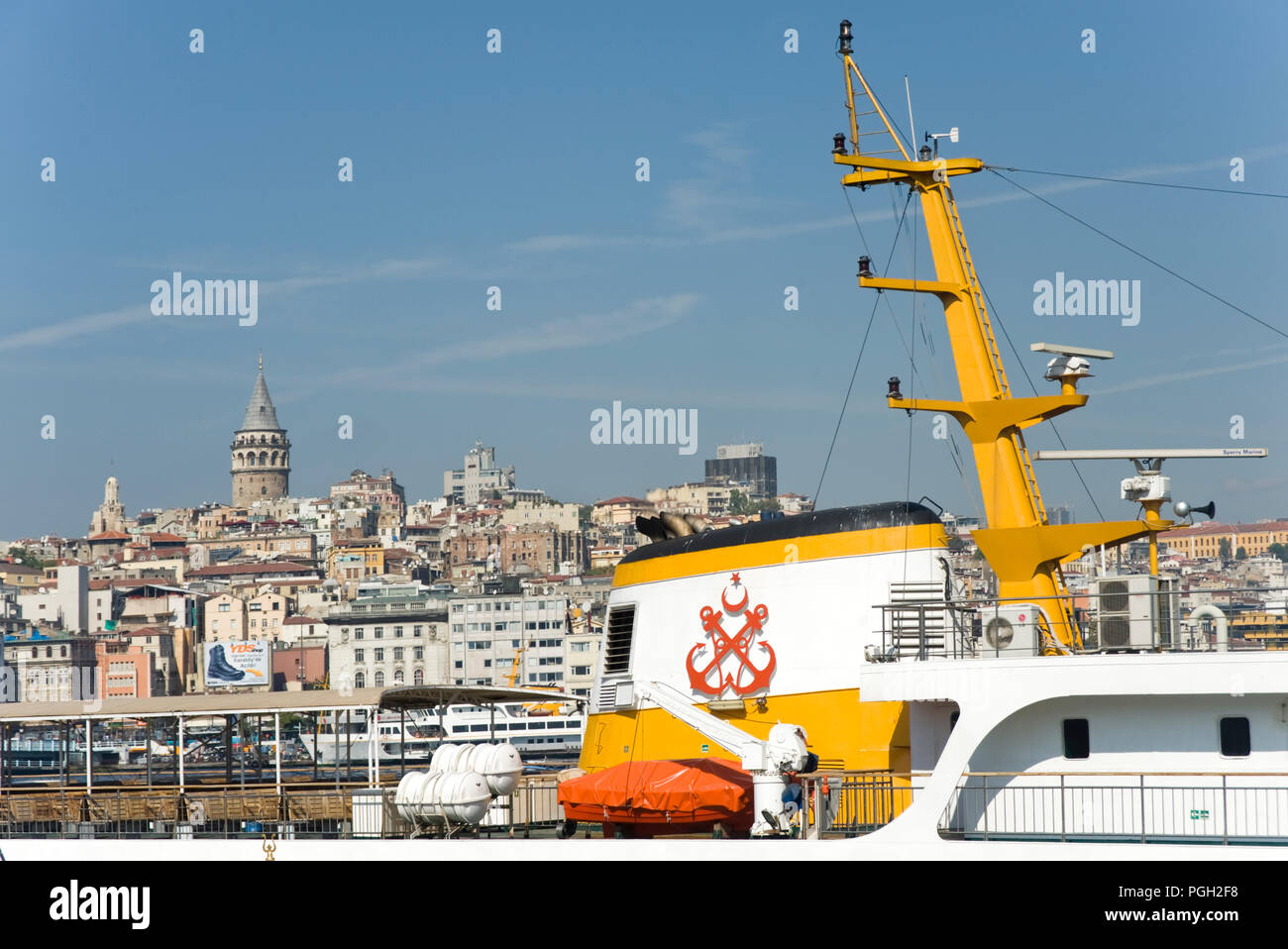 City Line Fähre & Galata-turm, Istanbul. Stockfoto