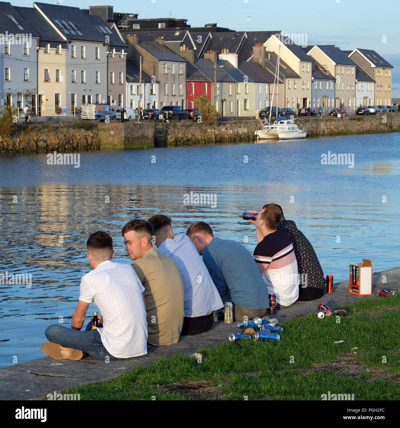 Junge Männer trinken auf das Claddagh Quay, Galway, Irland. Stockfoto