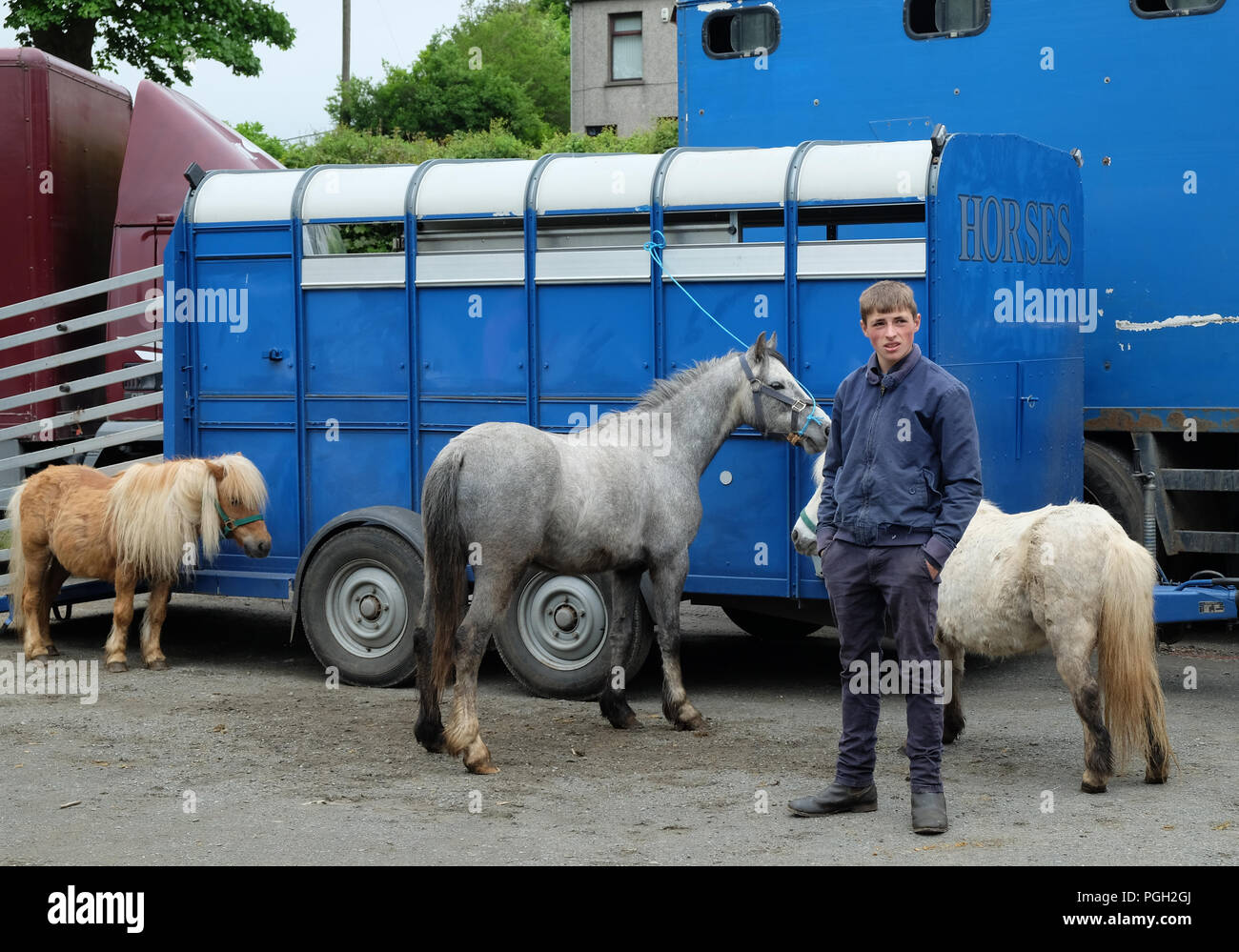 Junge am Ballyclare May Fair, County Antrim, Nordirland. Stockfoto