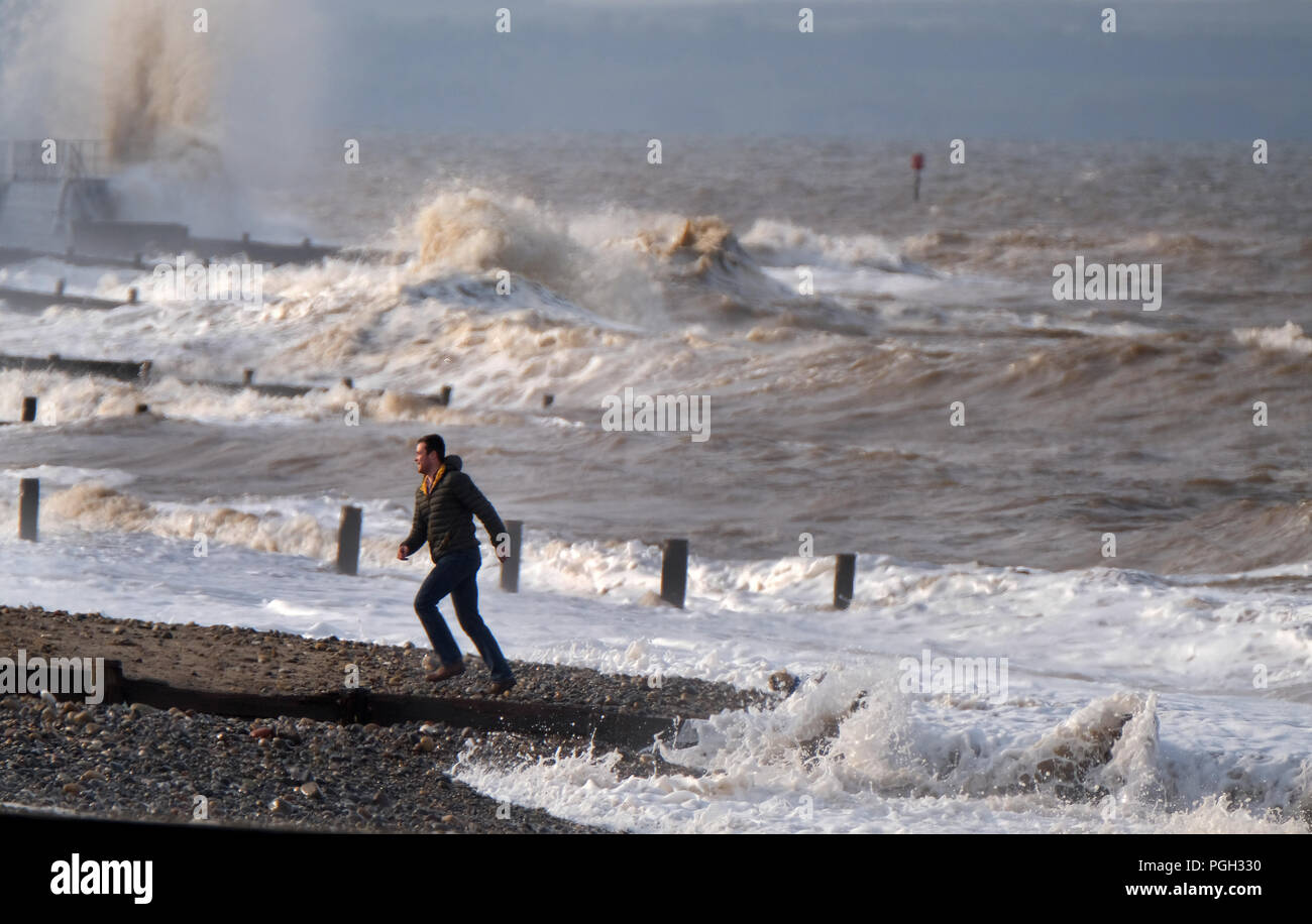 Auf shore Wind und Flut verursachen gefährlicher Seegang an der Küste. Stockfoto