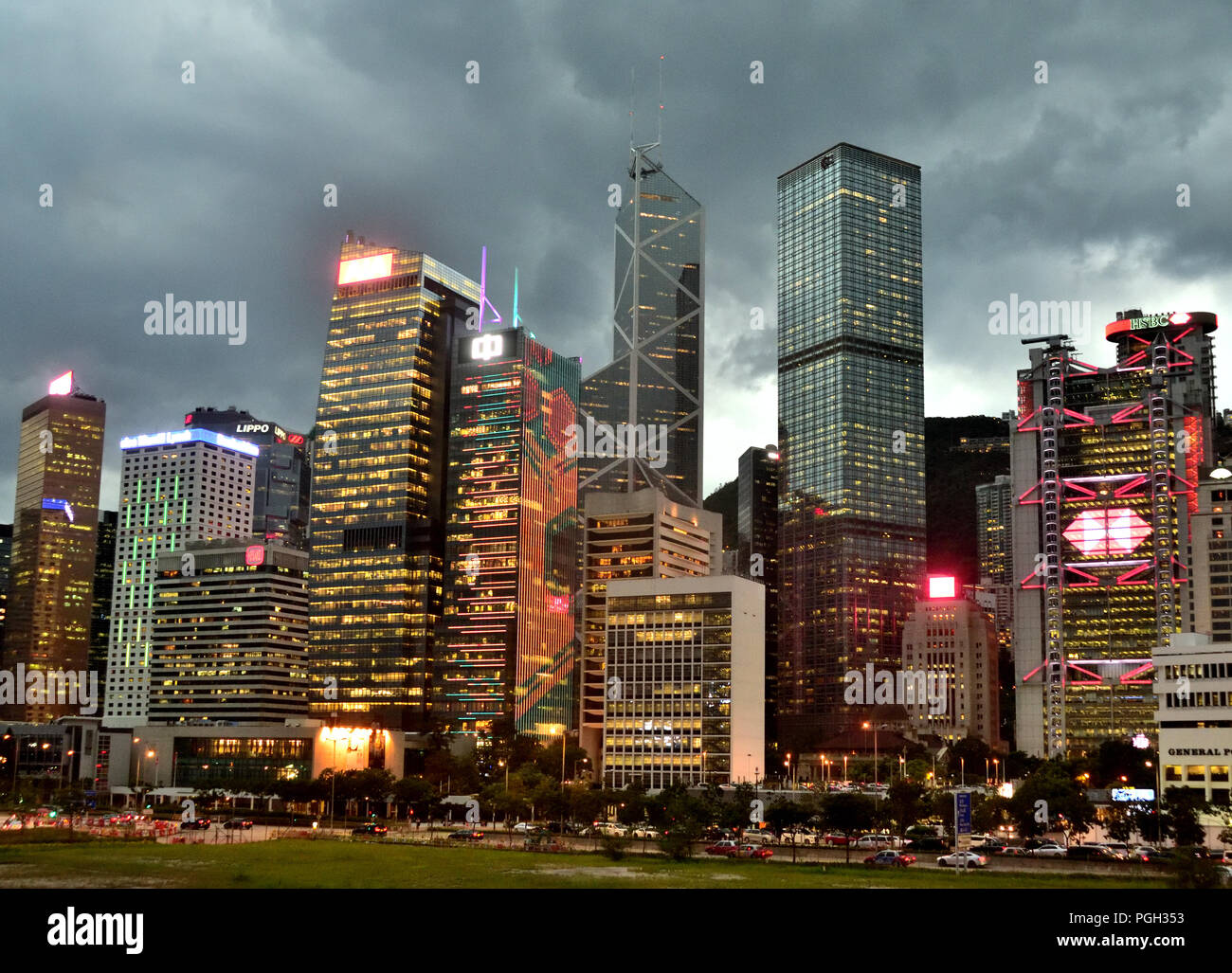 Gebäude entlang der Insel Hong Kong Küste auf einem Moody bewölkter Tag Stockfoto