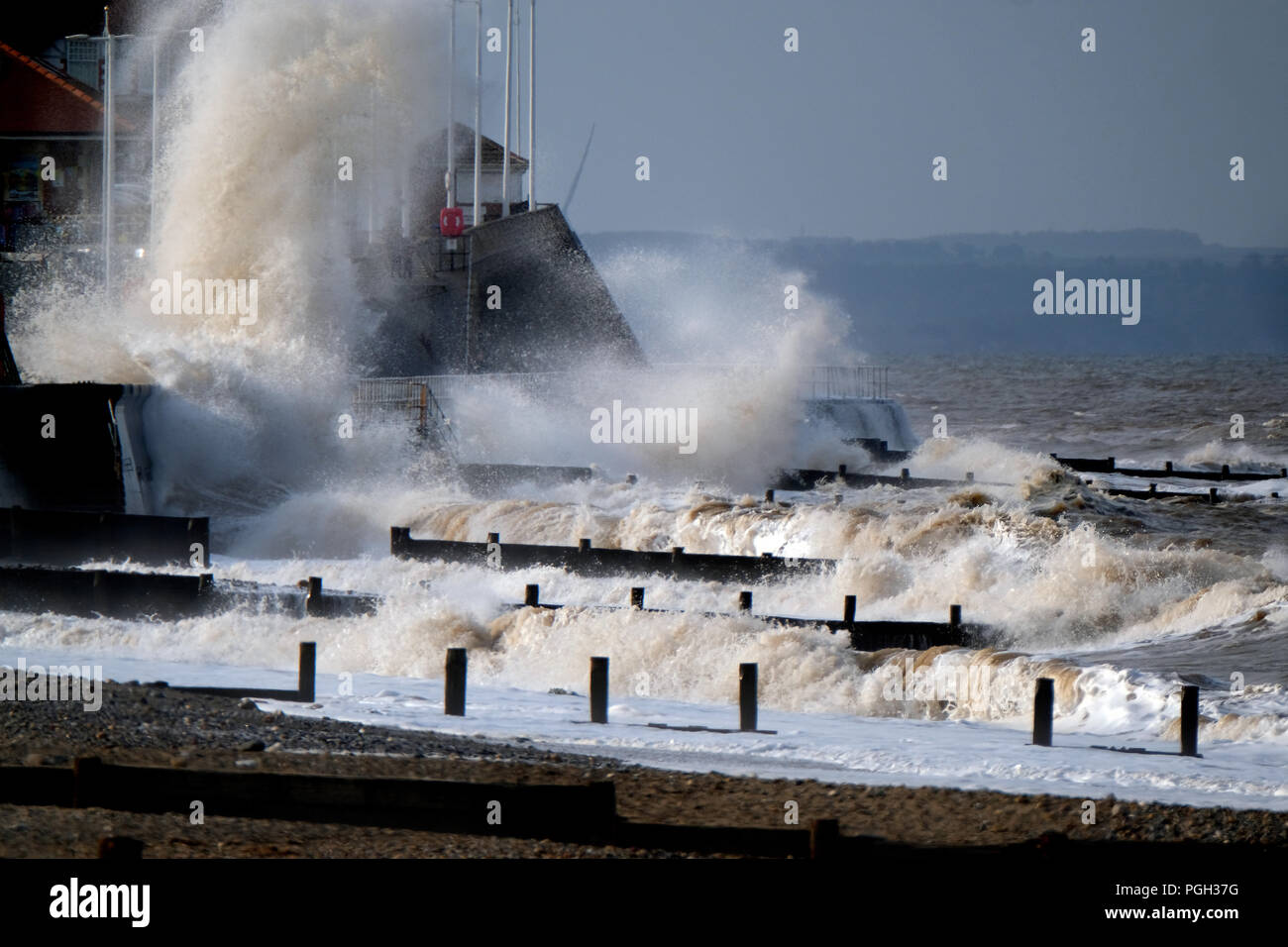 Auf shore Wind und Flut verursachen gefährlicher Seegang an der Küste. Stockfoto