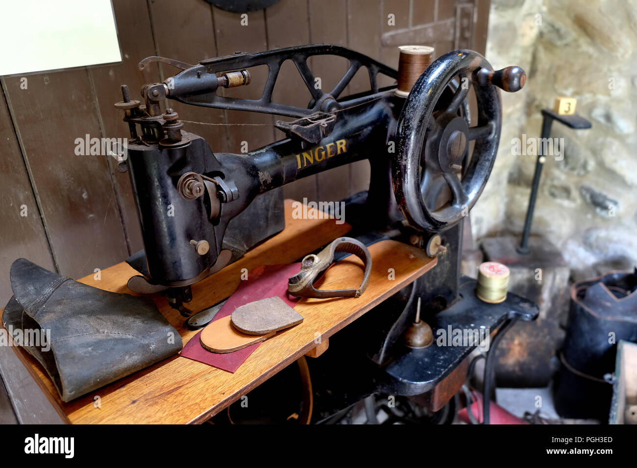 Vintage heavy duty Nähmaschine für Leder und schwere Material  Stockfotografie - Alamy